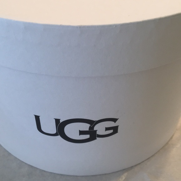 UGG YOUTH CLASSIC EARMUFFS IN FUSCIA NWT - Picture 6 of 6